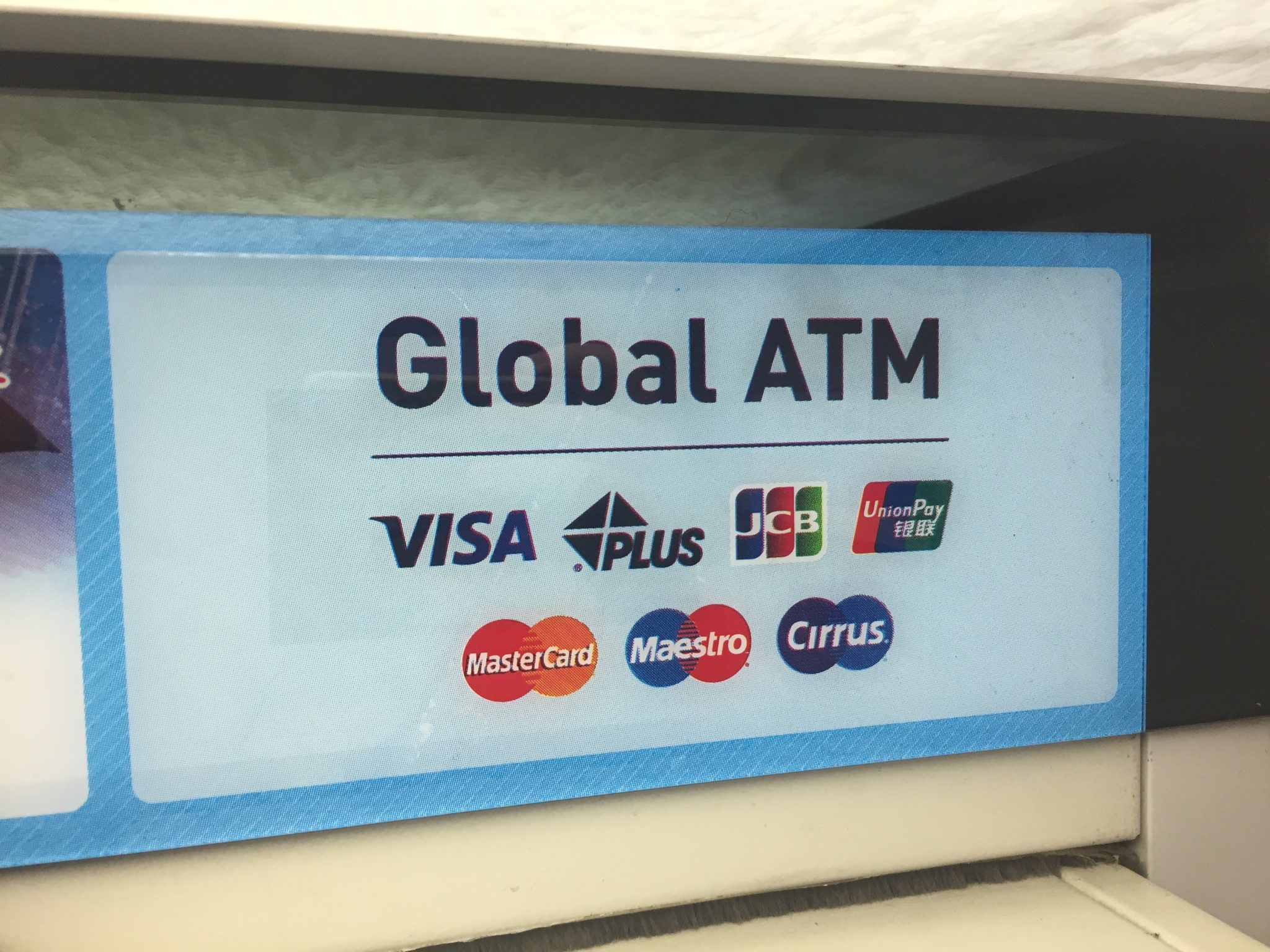 新生銀行のキャッシュカードを使って、韓国のグローバルATMで現金を引き出す方法。一定期間使ってない場合は手続きが必要です。
